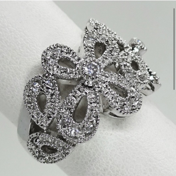 Lia Sophia Jewelry - Lia Sophia Abloom ring size 8